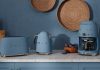 Smeg erweitert Kleingeräte-Serie um drei Modelle in mattem Blau
